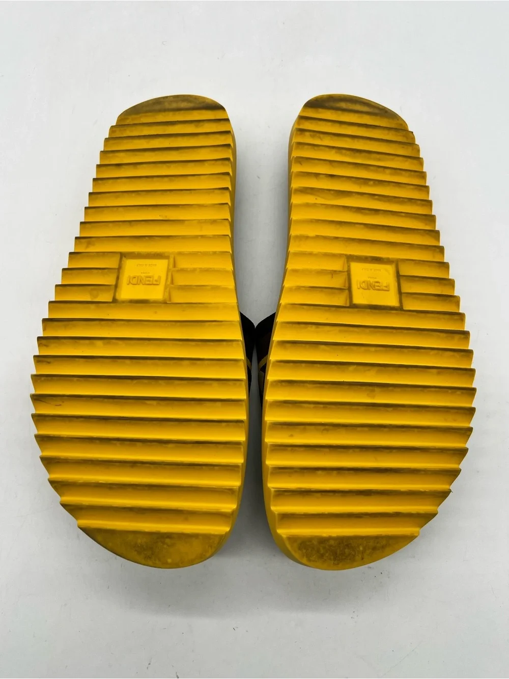 FENDI Yellow Green Camo Leather Men’s Size 11 flip flops Fashion Sandals Shoes